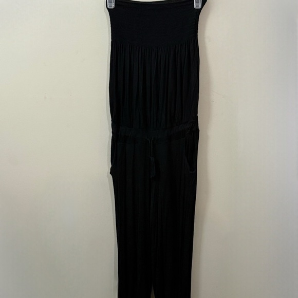 Sleek Black Jumpsuit with Pleated Design - Picture 2 of 2